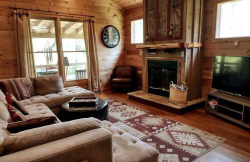 Water's Edge, Covered Porch, Deep Creek as your Backyard Haven, Hot Tub, Pool Table, Fire Pit, Close to Town & Entrance to National Park - Foto 11