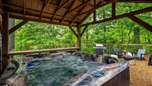 Arcade Playground Indoor Pool Hot Tub Firepit Minutes from Dollywood National Parks 2 Suites at Firefly Mountain Lodge by AvantStay - Foto 3, Other