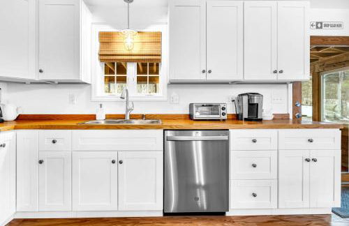 Thomas Trail - Game Room, Fire Pit, 1 min to Ski Mountain & Shared Beach! - Foto 5