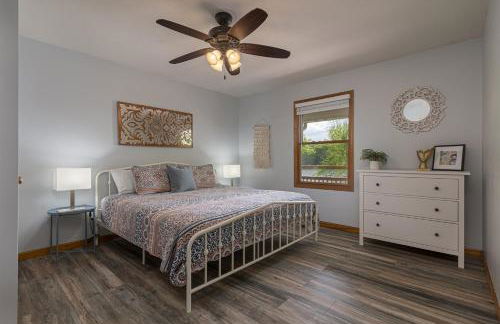 Upscale Lakefront Home w Dock & Kayaks - Photo 20