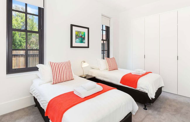 Class, Style and Location in Carlton - Photo 3