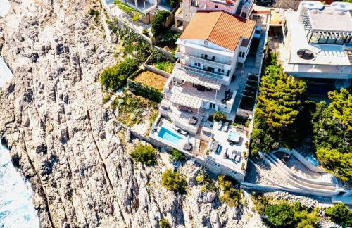 Blue Views Villa with Heated Pool and Jacuzzi - Photo 10