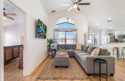 Great Location, gated community, private heated POOL - Foto 6