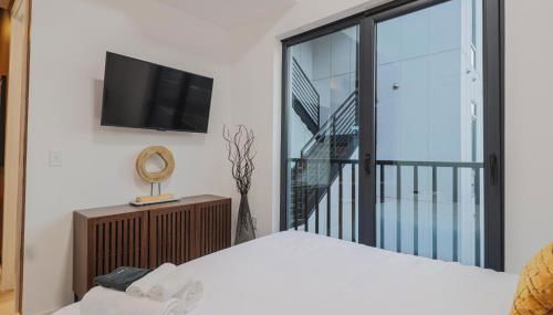 Unit 8 Spacious 2BR Penthouse Sleeps 8 - Photo 3