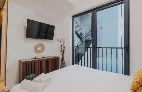 Unit 8 Spacious 2BR Penthouse Sleeps 8 - Photo 3