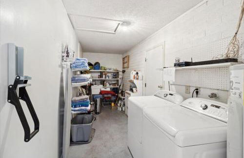 Vacation House! 6BR, FREE Heated Pool, Arcade & Hot Tub - Photo 23