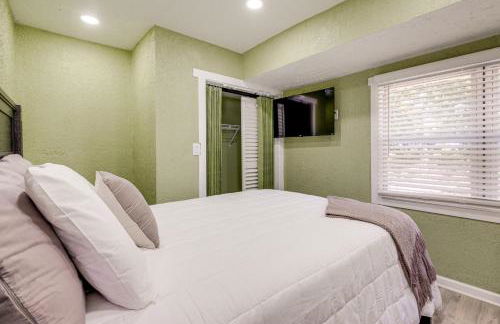 Walk to MIR Wooded Group Escape with Deck and Bar! - Foto 18