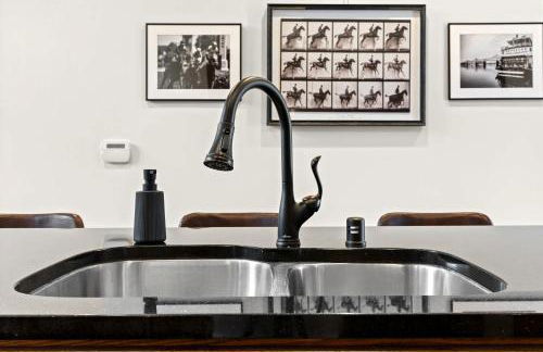 Exquisite Condo with Views in Trendy NuLu District - Foto 17