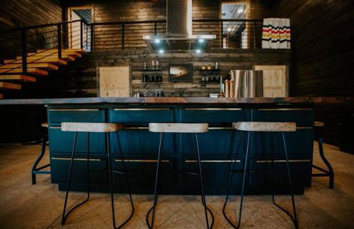 Luxe Nordic Barndominium Retreat at Black Pine - Foto 11