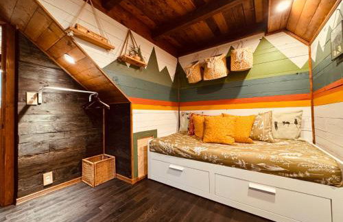 Luxurious European Chalet in the Forest with Riverview - Foto 13