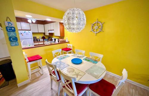 Stylish 2BR Condo Near Beach, Large Pool & Patio, Pet Friendly - Foto 17