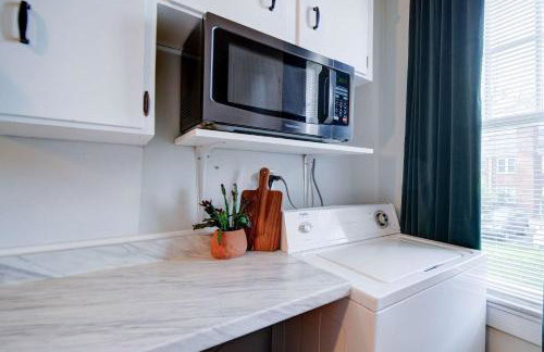 Retro 1BR in Elizabeth with Porch & Eclectic Design - Foto 17