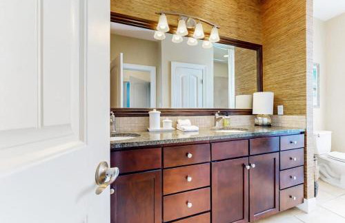 Water-View Condo with Balcony, Smart TVs, Washer/Dryer and Pool - Foto 1