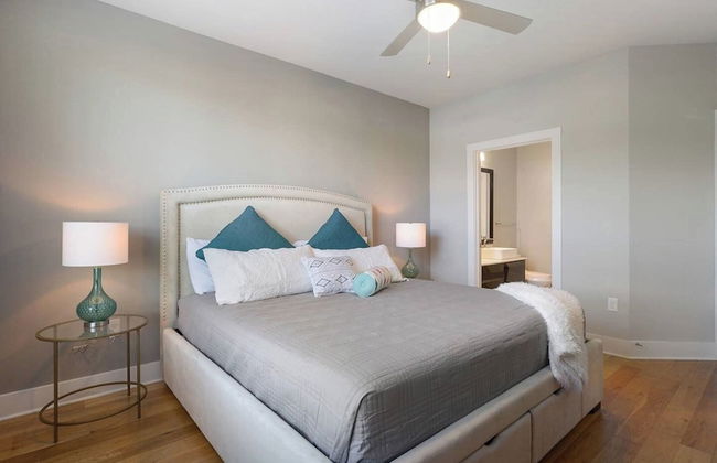 Luxurious Downtown Condo - Photo 5