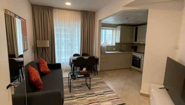 Cozy 2 bedroom near metro in JLT - Foto 4, Zona de estar
