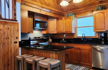 Stylish Forest Lodge with Large Hot Tub, Firepit and Fireplace minutes to Gore Mountain - Foto 18