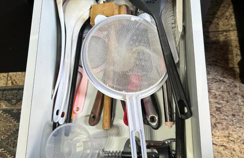 Chalé com PISCINA Privativa, com 2 QUARTOS, ESTACIONAMENTO em Condomínio com PORTARIA 24h, Sauna, Quadras, 3 PISCINAS no condomínio, Pesca e Parquinho Infantil - SmarTV na sala de estar, TV na área CHURRASQUEIRA, Wi-Fi e Cozinha Completa - Foto 61