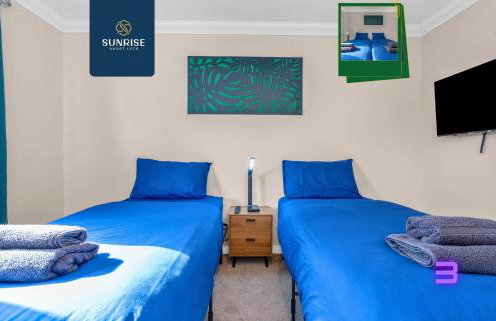Muirton House 2 - INVOICE and REDUCED PRICE only via SUNRISE SHORT LETS DUNDEE, SLEEPS 8 has 4 Twin Bedrooms with 4 Car Parking, 2 Baths, 5 Smart TV, Fully Equipped, Garden, Free WiFi, and ONLY 9 Mins to STANNERGATE Ports - Foto 5