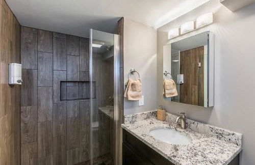 Beautiful 3br 2ba House with cozy backyard by CozySuites - Foto 23