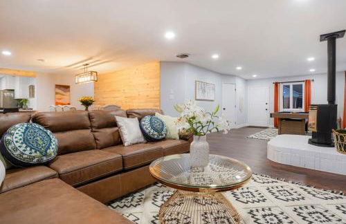 One of a Kind Home with HOT TUB Pool Table and Fire Pit 4 Miles to DT - Foto 19