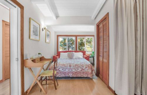 Serene Retreat with Hot Tub - Fire Pit - Deck - Foto 32