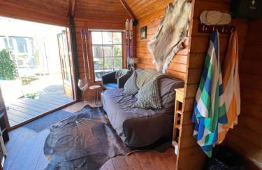 Romantic Swiss Cabin Hideaway & Hot Tub Spa Pool - Foto 9