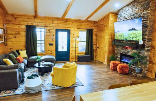 Luxe Lodge Escape - Hot Tub-Outdoor Movies-Game Room-Fire Pit - Foto 6