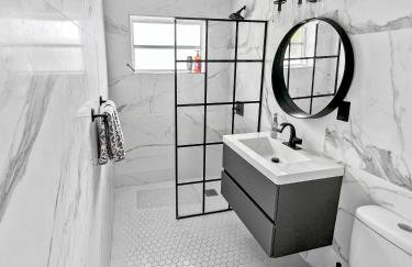 Stylish Tropical Key West Home - Private Yard, Free Parking & Laundry - Foto 13