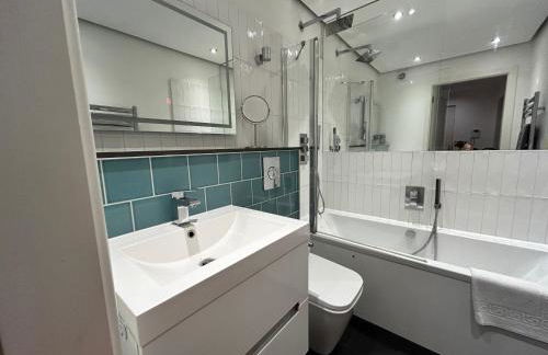 Modern 2BR East London Flat with Balcony near the tube - Foto 9