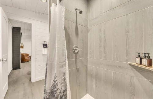 This is IT Cabin with a hot tub fire pit & indoor pool - Foto 17