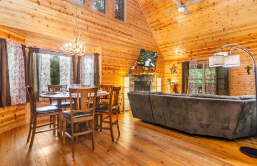 Amazing Creek View Cabin w/ Hot Tub, Firepit & Pool Table - Foto 46