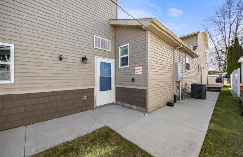 Lakeside Bliss 2BR, 1BA with All Modern Comforts - Foto 49