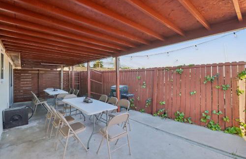 Entire Private Home with 3 Bedrooms, Gated Yard, Parking, King Bed, Available Now - Foto 29