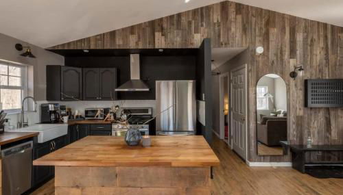 Chic Cabin with Hot Tub and Fire Pit - Foto 5