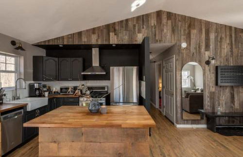 Chic Cabin with Hot Tub and Fire Pit - Foto 5