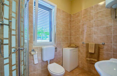 RENATOEMILIA spacious apartment with courtyard - Photo 6