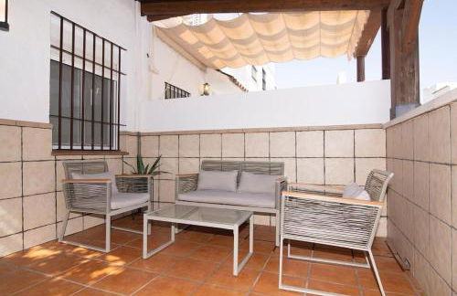 Stylish 3-Bedrooms Getaway with Terrace & Pool - Foto 2