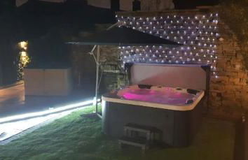 Honeybee Cottage, with a log fire & a hot tub. - Foto 28