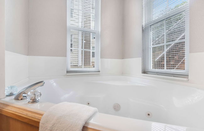 Lake Hideaway Waterfront Condo w/ Resort Perks! - Photo 18