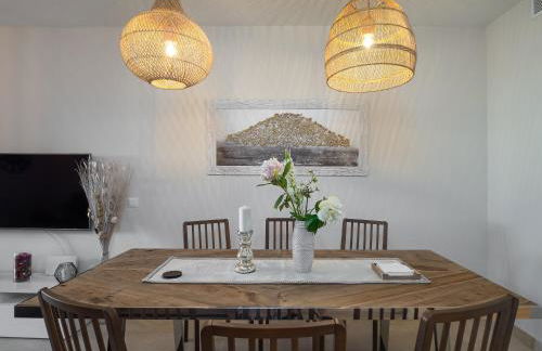 Amazing Two Bedroom Apartment in Los Flamingos, Marbella - Photo 9