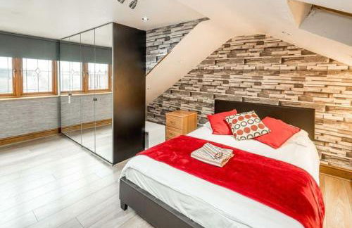 Huge 6 Beds House in Zone 2 London-MobileRateOffers-Families-Leisure-Parking-WiFi-PoolTable-Netflix-Sleeps15! - Foto 4