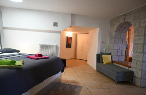 Tranquil Infinity Pool Getaway (private jacuzzi and steam bath, pool, garden, sea and city views) - Foto 30