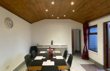 POPPY LUXURY LODGE Sleeps 8 at Fairview Farm, Ravenshead, Nottingham Near Sherwood Forest, Dog Friendly, Farm Stay great for wedding groups, families, Hen Do's, friends gatherings with amazing views - Foto 13