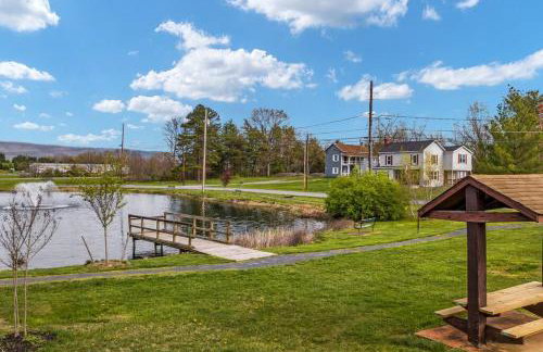 Pondview 4BR Cabin-Walk to Caverns, Hot Tub, Wi-Fi - Foto 27