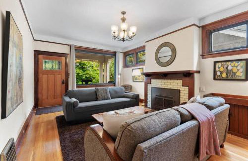 3BR Home Large Kitchen Mins To DwnTwn - Photo 9