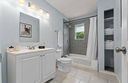 Spacious 4BR Home with Pool, Hot Tub & Games - Foto 22