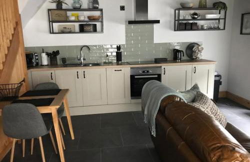 Listed One bedroom thatched cottage with garden - Photo 7