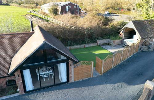 The Oak Sty - 2 Bed Countryside Cottage Escape in Durley with Hot Tub, Unique rural retreat, Private Parking, Sleeps 4 & Pet friendly - By Blue Puffin Stays - Photo 31