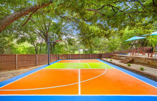 Resort Style Backyard Pool Pickleball Court - Foto 7