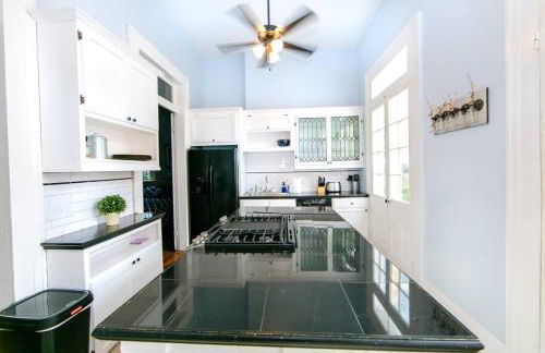 Governors Mansion 5 bedroom-3 bath - Photo 3